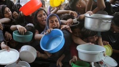 Potret Pilu Warga Palestina Antre Makanan