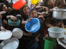 Potret Pilu Warga Palestina Antre Makanan