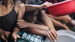 Potret Pilu Warga Palestina Antre Makanan