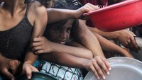 Bahkan ada anak yang terjepit saat antre makanan.
