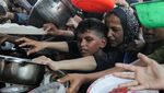 Potret Pilu Warga Palestina Antre Makanan