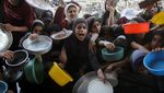 Potret Pilu Warga Palestina Antre Makanan