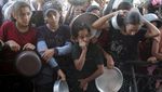 Potret Pilu Warga Palestina Antre Makanan