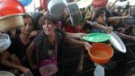 Potret Pilu Warga Palestina Antre Makanan