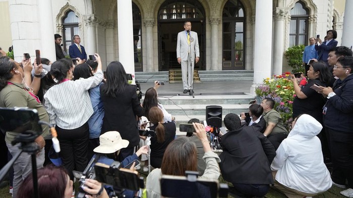 Potret PM Thailand Srettha Thavisin Dicopot Usai Langgar Konstitusi Thai Prime Minister Srettha Thavisin talks to reporters during a press conference at Government house in Bangkok, Thailand after a court removed Srettha from office over an ethical violation Wednesday, Aug. 14, 2024. (AP Photo/Sakchai Lalit)