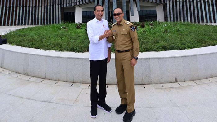 Presiden Jokowi bersama Pj Gubernur Sulsel Zudan Arif Fakrulloh di IKN.