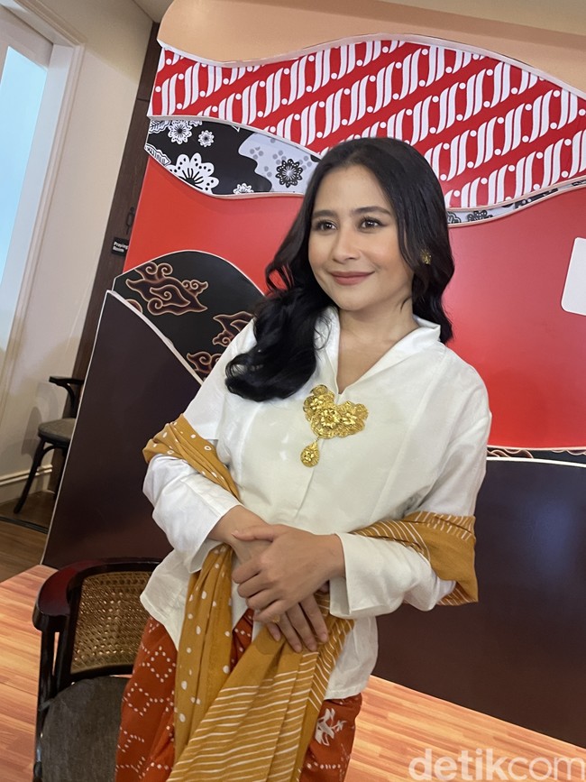Sebelum pemain film ‘Budi Pekerti’ tersebut memang sempat viral karena pakai lipstik murah. Dikira mengenakan perona bibir dari brand luar negeri, netizen terkejut ketika Prilly mengandalkan produk lokal seharga Rp 18 ribuan. Foto: Rahmi Anjani/Wolipop