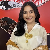 Wanita 27 tahun tersebut memadukan blus bersiluet kebaya dengan kain bernuansa oranye. Prilly juga menambahkan bros untuk menambah kesan tradisional. Foto: Rahmi Anjani/Wolipop