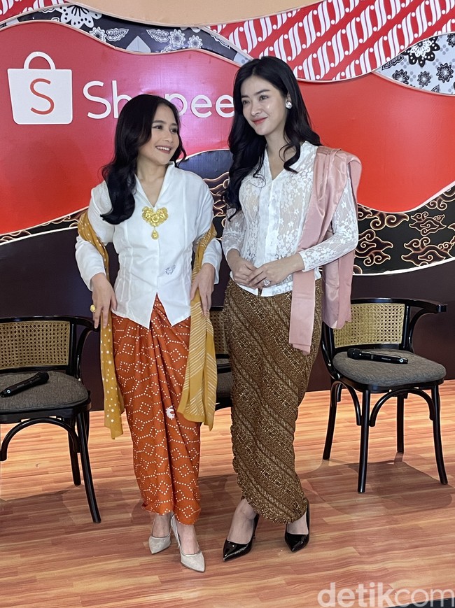 Dalam Media Gathering - Rayakan Semangat Lokal di tengah Era Digital bersama Shopee, Prilly Latuconsina dengan bangga memakai lipstik dari brand Implora itu. Menyesuaikan tema acara, ia pun tampak cantik kebaya. Foto: Rahmi Anjani/Wolipop