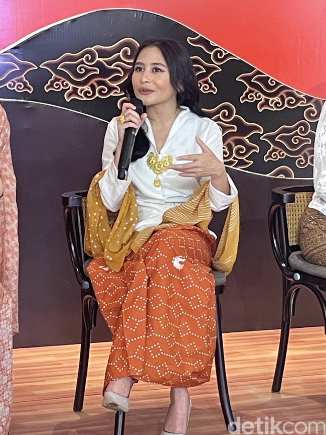 Prilly bercerita ketika itu ia bisa membuktikan bahwa produk lokal punya kualitas yang tidak kalah. Ia pun sukses meyakinkan orang-orang sekitar untuk memakainya juga. “Teman aku nggak percaya setelah dicek harganya ternyata cuma Rp 14 ribu. Jadi kita beli berdus-dus untuk dibagiin ke orang-orang kantor,” ujarnya. Foto: Rahmi Anjani/Wolipop