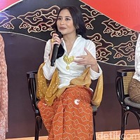 Prilly bercerita ketika itu ia bisa membuktikan bahwa produk lokal punya kualitas yang tidak kalah. Ia pun sukses meyakinkan orang-orang sekitar untuk memakainya juga. “Teman aku nggak percaya setelah dicek harganya ternyata cuma Rp 14 ribu. Jadi kita beli berdus-dus untuk dibagiin ke orang-orang kantor,” ujarnya. Foto: Rahmi Anjani/Wolipop