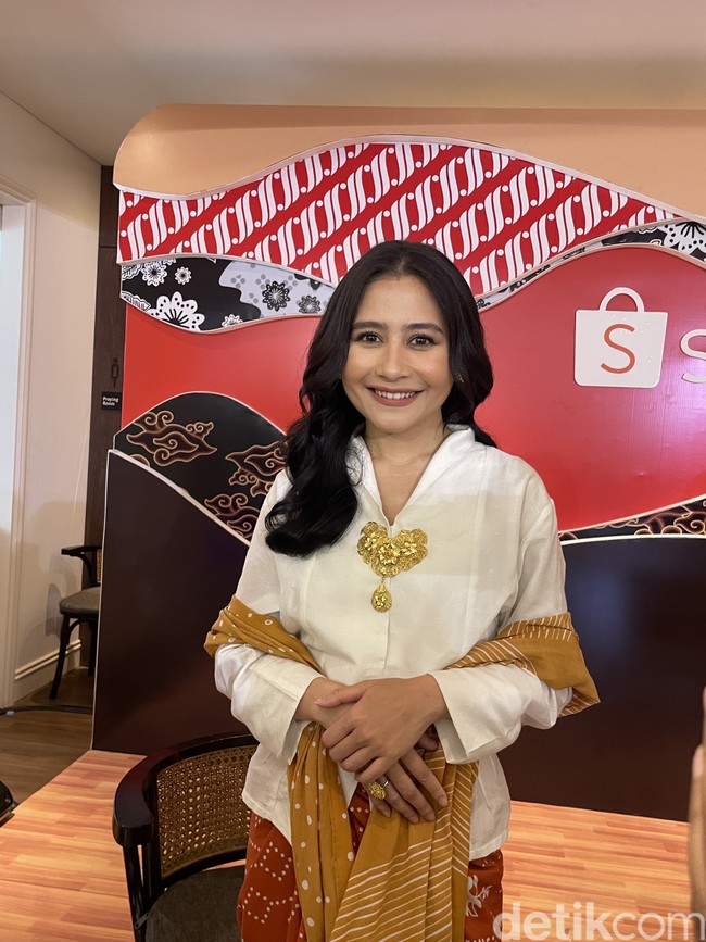 Sebagai bentuk kecintaannya pada Tanah Air menjelang HUT RI ke-79, Prilly Latuconsina mengaku sering membeli produk lokal. Ia pun dengan bangga memamerkan senyumnya berbalut lipstik seharga Rp 14 ribuan. Foto: Rahmi Anjani/Wolipop