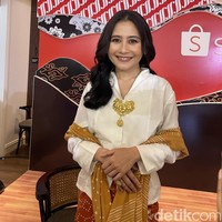 Sebagai bentuk kecintaannya pada Tanah Air menjelang HUT RI ke-79, Prilly Latuconsina mengaku sering membeli produk lokal. Ia pun dengan bangga memamerkan senyumnya berbalut lipstik seharga Rp 14 ribuan. Foto: Rahmi Anjani/Wolipop