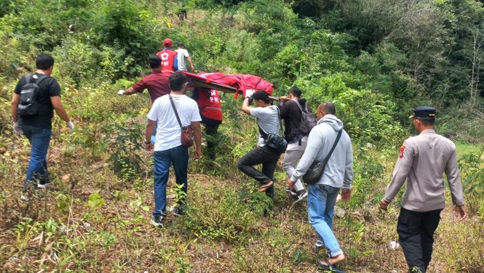 Proses evakuasi jenazah perempuan yang mengakhiri hidup di Jembatan shortcut Denpasar-Mengwitani titik 8, wilayah Banjar Dinas Wirabhuana, Desa Gitgit, Kecamatan Sukasada, Buleleng, Bali, Kamis (15/8/2024). (Dok. Polres Buleleng)