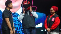 Dalam penyerahan surat rekomendasi RK masuk menggunakan helm racing.  