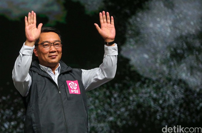 Partai Solidaritas Indonesia (PSI) memberikan surat rekomendasi kepada Ridwan Kamil untuk maju di Pilgub Jakarta, Kamis (16/8/2024). Penyerahan surat rekomendasi itu berbarengan dengan dukungan PSI ke 104 calon kepala daerah lain. Salah satu surat rekomendasi diserahkan ke Ridwan Kamil.
