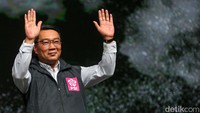 Ridwan Kamil hadir dalam acara itu dengan mengenakan rompi PSI.   
