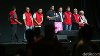 Penyerahan surat rekomendasi itu diserahkan bersama dengan 104 calon wali kota wakil wali kota dan bupati wakil bupati.  
