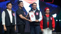 Ketua Umum PSI Kaesang Pangarep menyerahkan surat rekomendasi kepada Ridwan Kamil untuk maju di Pilgub Jakarta, Kamis (16/8/2024).