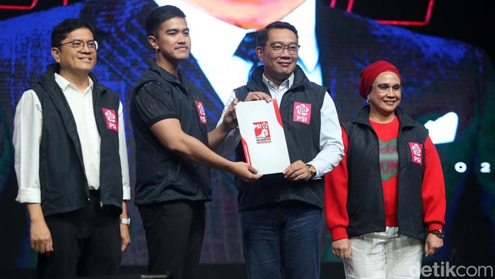 Partai Solidaritas Indonesia (PSI) memberikan surat rekomendasi kepada Ridwan Kamil untuk maju di Pilgub Jakarta, Kamis (16/8/2024). Penyerahan surat rekomendasi itu berbarengan dengan dukungan PSI ke 104 calon kepala daerah lain. Salah satu surat rekomendasi diserahkan ke Ridwan Kamil.