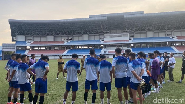 Penggawa PSIM Jogja saat latihan di Stadion Mandala Krida, Kota Jogja, Kamis (15/8/2024).