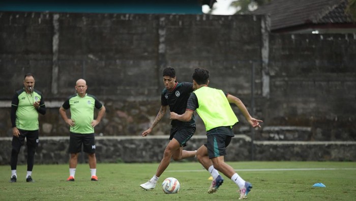 PSS Sleman saat sesi latihan jelang lawan Persik Kediri, Kamis (15/8/2024).