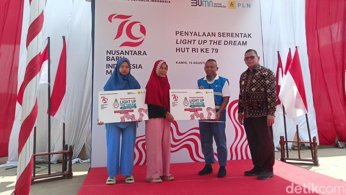 PT PLN (Persero) memberikan sambungan listrik secara gratis di kecamatan Gandus Palembang
