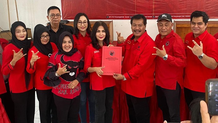 Dyah Kartika Permana Sari saat mendaftar Cabup di DPC PDIP Kabupaten Kendal