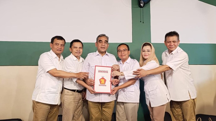 Pasangan bakal calon Bupati-Wakil Bupati Banyumas, Maruf Cahyono dan Rachmad Imanda menerima surat rekomendasi dari Partai Gerindra untuk Pilkada Banyumas 2024 di Jakarta, Rabu (14/8/2024) malam.
