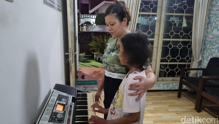 Remaja asal Madiun yang sudah 2 tahun ini cuci darah di RSU Dr Soetomo Surabaya karena gagal ginjal.