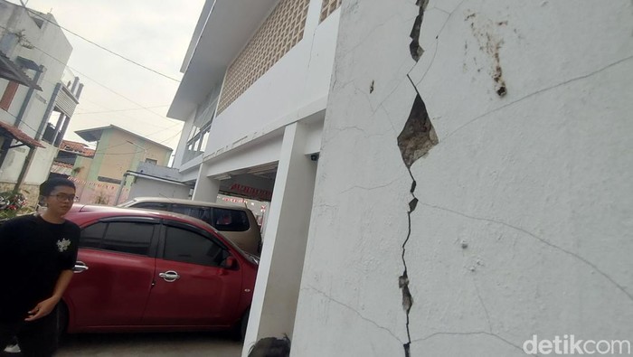 Retakan di gedung Cianjur Creative Center