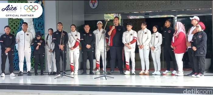 Rombongan parade bersiap sebelum diarak di kota Jakarta. Rombongan parade bersiap sebelum diarak di kota Jakarta.