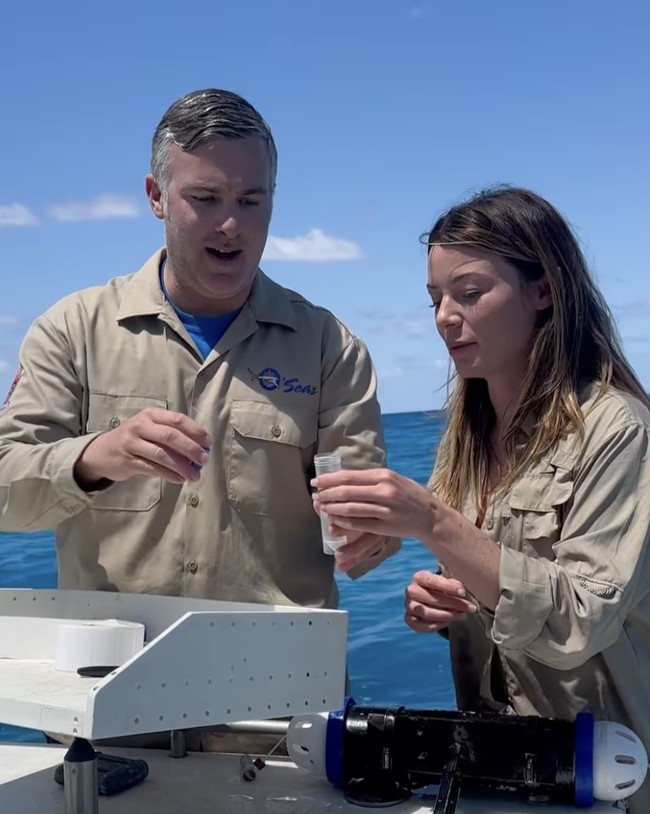 Namun, di balik kekhawatiran tersebut, Rosie akhirnya bisa menemukan sisi positif dari perhatian yang ia dapatkan. Di Instagramnya, Rosie memperlihatkan kegiatan ekspedisinya ketika sedang meneliti hewan liar seperti ular hingga buaya. Foto: dok. Instagram