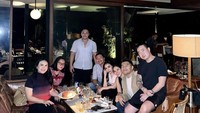Setiap makan bersama di restoran bersama teman-temannya, ia kerap mengajak kekasihnya. Pria tersebut tersenyum lebar dan selalu berada di sisi Salmafina. Foto: Instagram/salmafinasunan
