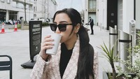 Anak sulung dari Sunan Kalijaga ini juga hobi keliling dunia. Pergi ke London, Inggris dimanfaatkannya untuk mencicipi kedai kopi lokal. Foto: Instagram/salmafinasunan