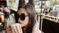 Segelas kopi hangat menjadi andalannya ketika musim dingin. Latte dengan hiasan cantik di bagian atas, dipesannya. Foto: Instagram/salmafinasunan
