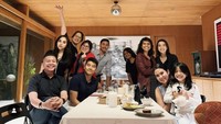 Ternyata pria tersebut seringkali muncul pada unggahan Salmafina. Salah satunya ketika makan malam bersama teman-temannya. Foto: Instagram/salmafinasunan