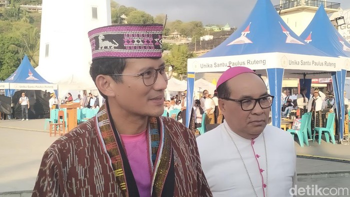 Menparekraf Sandiaga Uno didampingi Uskup Ruteng Mgr Siprianus Hormat di Labuan Bajo, Kamis (15/8/2024). (Ambrosius Ardin)