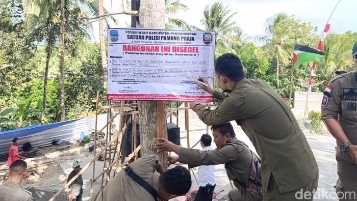 Satpol PP Pangandaran yang sedang melakukan penyegelan sementara di TPS Purbahayu