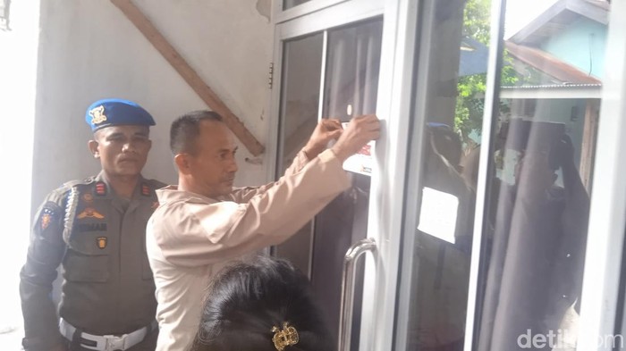 Satpol PP saat menyegel daycare di Pekanbaru. (Foto: Dok Raja Adil Siregar)