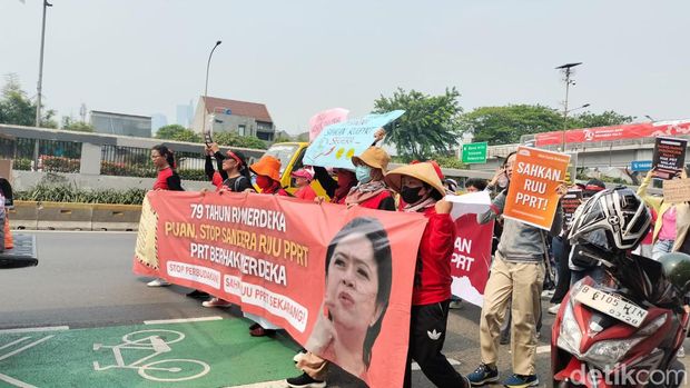 Sejumlah orang demo di gedung DPR/MPR. Massa mendesak Ketua DPR Puan Maharani untuk segera mengesahkan RUU Perlindungan Pekerja Rumah Tangga (PPRT). (Astrid Meishella/detikcom)