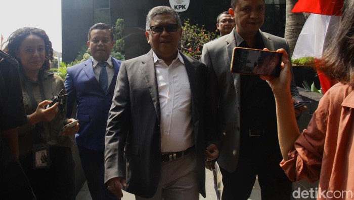 Sekjen PDIP Hasto Kristiyanto hadir di gedung KPK, Jakarta. Ia mendatangi KPK untuk meminta penjadwalan ulang terkait pemeriksaan atas dirinya.