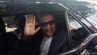 Hasto meninggalkan gedung KPK.  