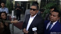 Sekjen PDI Perjuangan, Hasto Kristiyanto menjawab pertanyaan jurnalis usai mendatangi Gedung Merah Putih KPK, Jakarta, Kamis  (15/8/2024).  