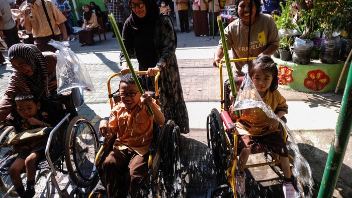 Semangatnya Siswa Berkebutuhan Khusus Ikut Lomba 17-an Siswa Yayasan Pembinaan Anak Cacat (YPAC) Solo mengikuti lomba memecahkan air untuk merayakan HUT ke-79 Kemerdekaan RI di Solo, Jawa Tengah, Kamis (15/8/2024). Sejumlah lomba digelar di sekolah tersebut selain untuk memeriahkan hari kemerdekaan RI, juga guna melatih konsentrasi dan menanamkan sikap percaya diri pada siswa berkebutuhan khusus. ANTARAFOTO/Maulana Surya/Spt.
