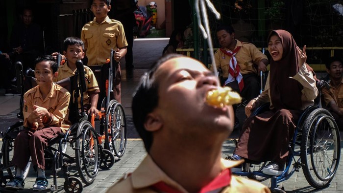 Siswa Yayasan Pembinaan Anak Cacat (YPAC) Solo mengikuti lomba memecahkan air untuk merayakan HUT ke-79 Kemerdekaan RI di Solo, Jawa Tengah, Kamis (15/8/2024). Sejumlah lomba digelar di sekolah tersebut selain untuk memeriahkan hari kemerdekaan RI, juga guna melatih konsentrasi dan menanamkan sikap percaya diri pada siswa berkebutuhan khusus. ANTARAFOTO/Maulana Surya/Spt.