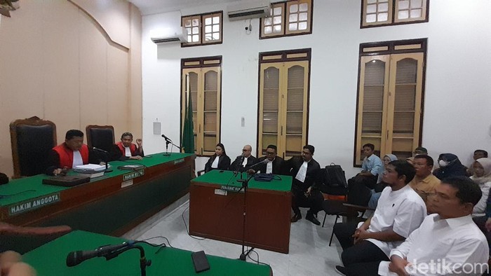 Kadinkes Sumut Alwi Mujahit Hasibuan menjalani sidang vonis di Pengadilan Tipikor Medan. Sidang dengan agenda pembacaan vonis akhirnya ditunda. (Nizar Aldi/detikSumut)