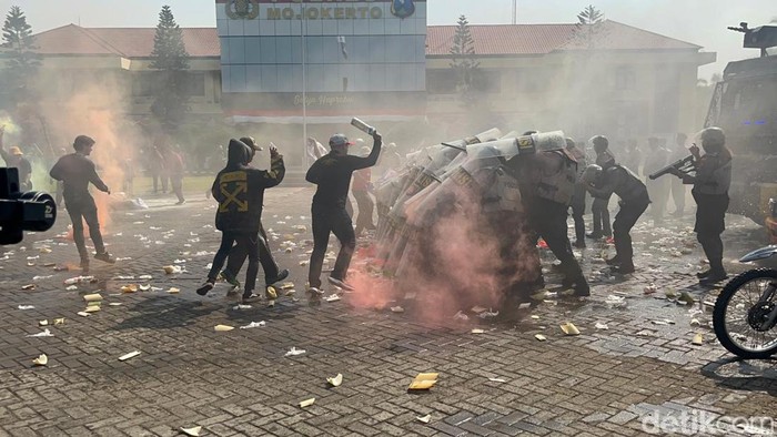 Simulasi demo ricuh saat Sispamkota Polres Mojokerto