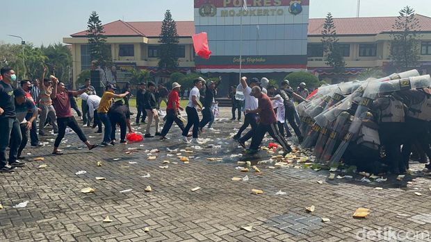 Simulasi demo ricuh saat Sispamkota Polres Mojokerto