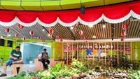 Stasiun Gambir, salah satu stasiun kereta api terbesar di Jakarta tampil meriah dengan berbagai dekorasi bernuansa merah putih.